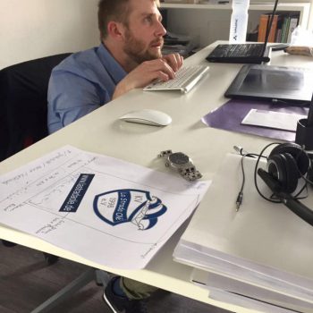 Philipp hat sich noch nicht mit den ergonomischen Möglichkeiten der Büromöbel anfreunden können. (© Orths Medien GmbH)