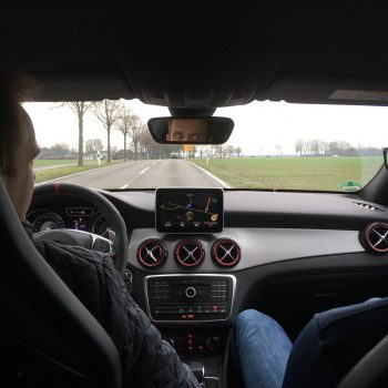 Die Jungs auf dem Weg zu einem Kundentermin. Papa Ralf ist von den Musikwünschen der Fahrgäste sichtlich irritiert. (© Orths Medien GmbH)