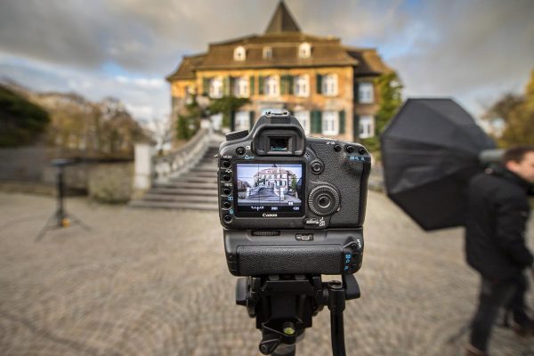 Die Fassade von Schloss Linnep im Kamerafokus