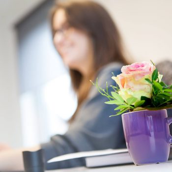 Andrea und Anne wurden zum Weltfrauentag mit Blumen überrascht. (© Orths Medien GmbH)