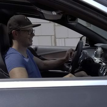 Kein wohlgehütetes Geheimnis: Das Steuern von schönen Kraftfahrzeugen zaubert Geschäftsführer Markus ein Lächeln ins Gesicht. Hier lenkt er den neuen MB AMG E63S. (© Orths Medien GmbH)