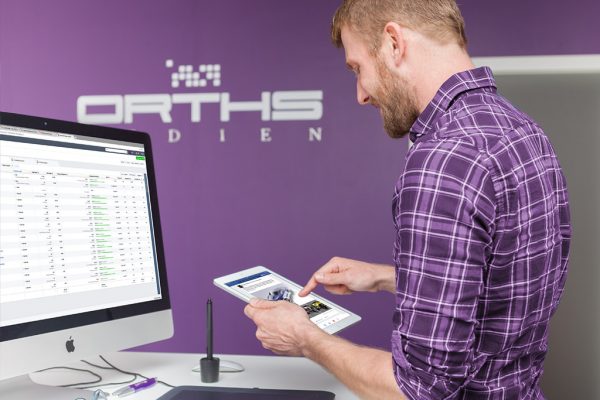 Ein Social Media Manager prueft die Performance von Werbekampagnen auf Facebook