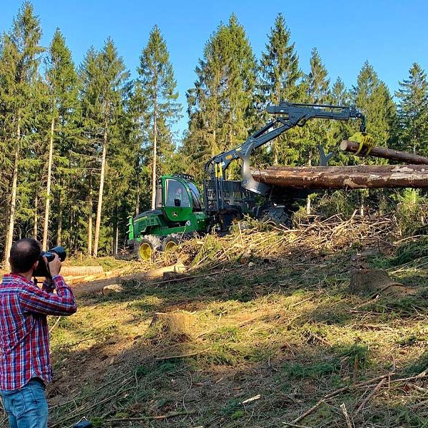 Forst-Ralf auf der Foto-Pirsch (© Orths Medien GmbH)