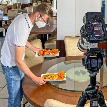 Lennard lichtet die Objekte der Begierde ab (© Orths Medien GmbH)